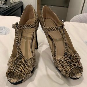 Snakeskin Kenneth Cole Pumps!